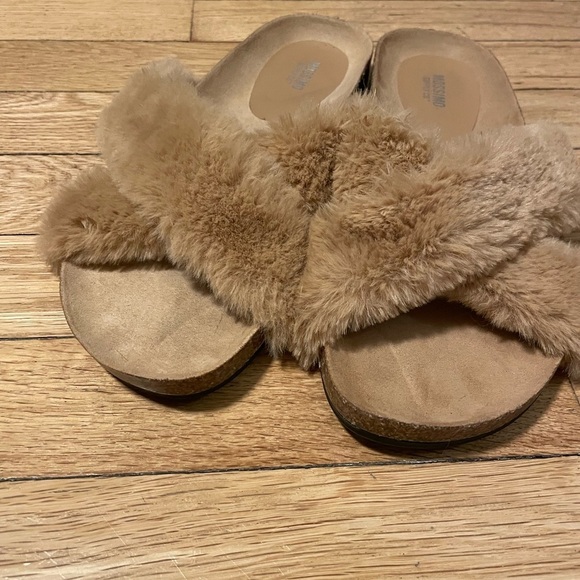 Mossimo Supply Co. Tan Fuzzy Slippers Women’s 8.5 - Picture 4 of 8